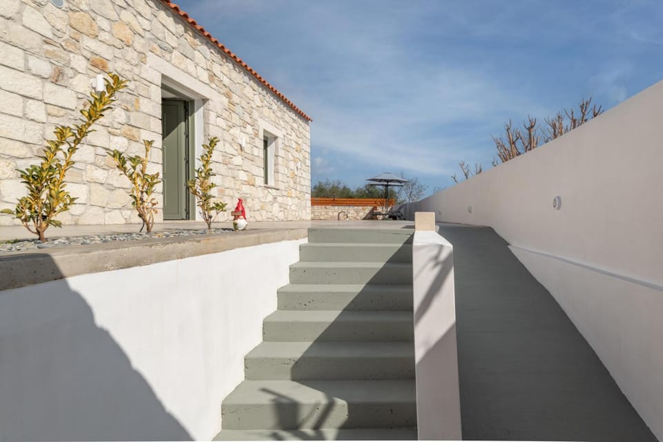 Property building, Day, Swimming pool