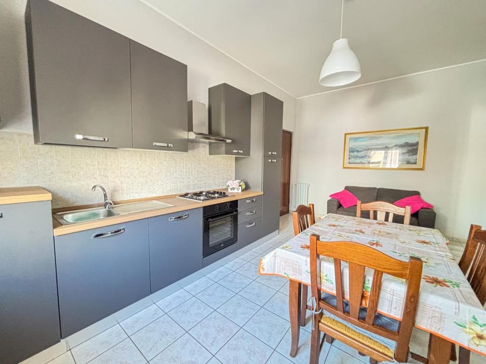 Kitchen or kitchenette, Living room, Dining area, oven, kitchen