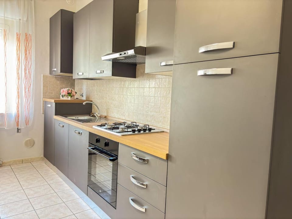 Kitchen or kitchenette, Dining area, oven, kitchen, kitchen