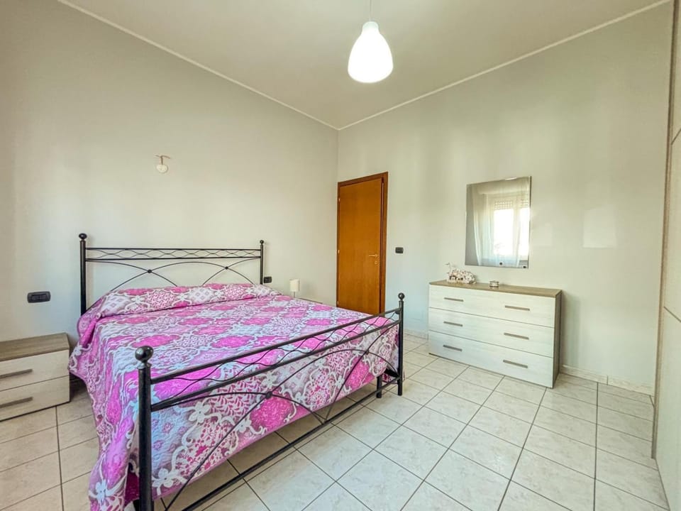 Bed, Photo of the whole room, Bedroom, locker, locker