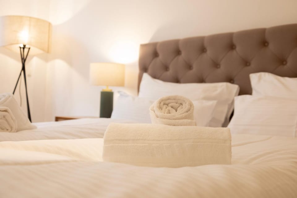 Bed, Photo of the whole room, Bedroom, towels