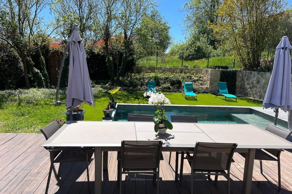 Patio, Day, Natural landscape, Garden, Dining area, Garden view, Pool view, Swimming pool, sunbed