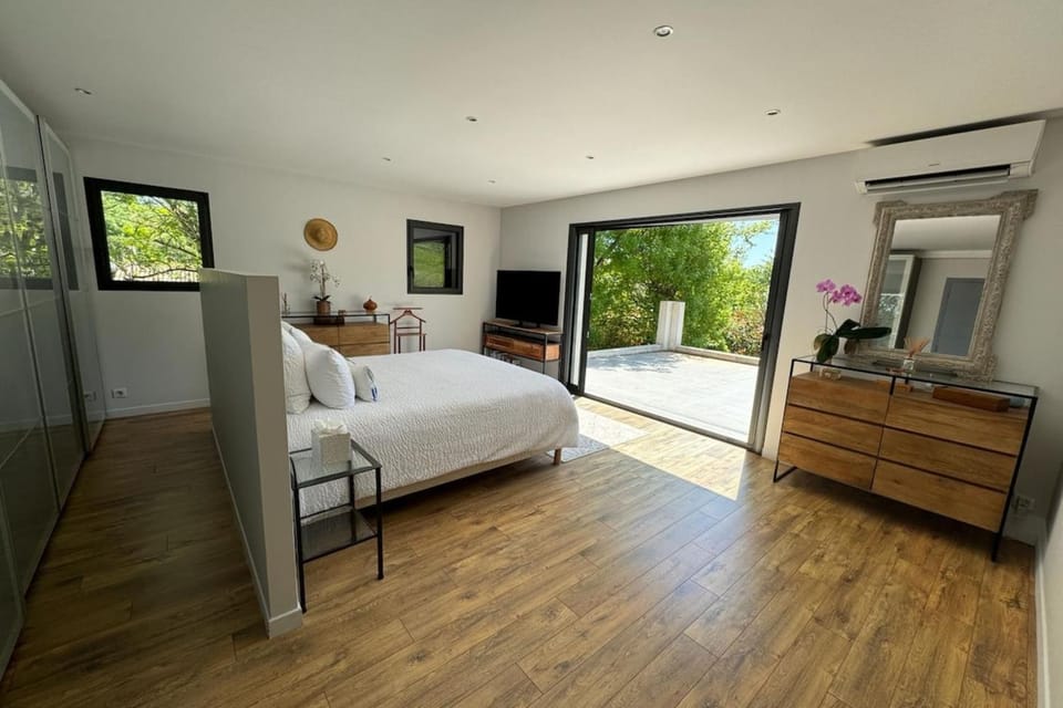 Bed, Natural landscape, TV and multimedia, Photo of the whole room, Bedroom, Garden view, air conditioner