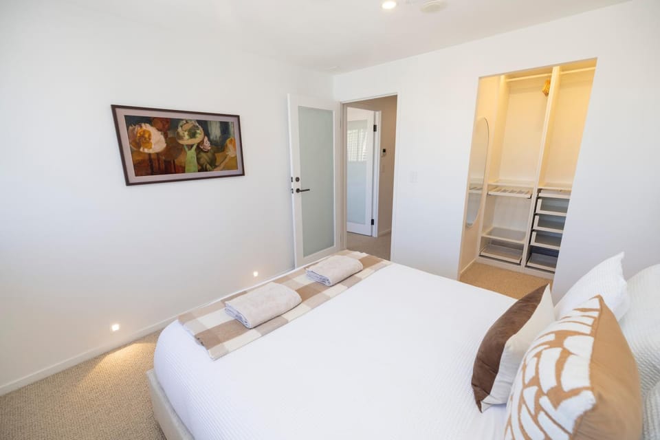 Bed, TV and multimedia, Decorative detail, Bedroom, furniture, heating, internet, wardrobe, air conditioner