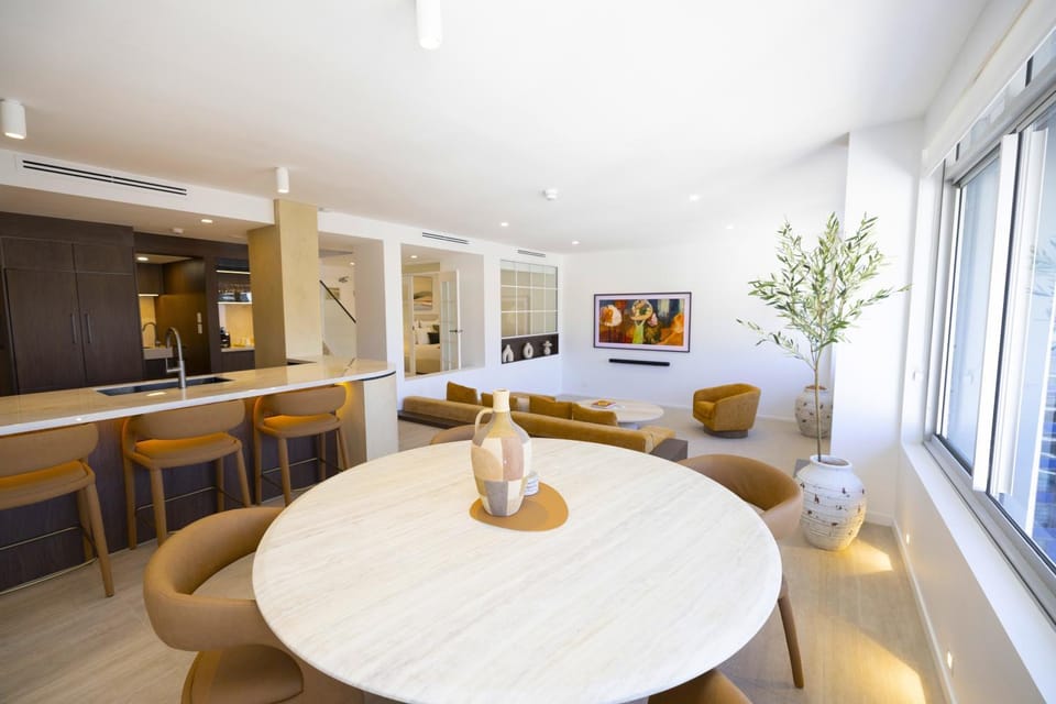 View (from property/room), Living room, Photo of the whole room, Decorative detail, Seating area, Dining area, City view, Dinner, dishwasher, hair dryier, heating, kitchen, air conditioner