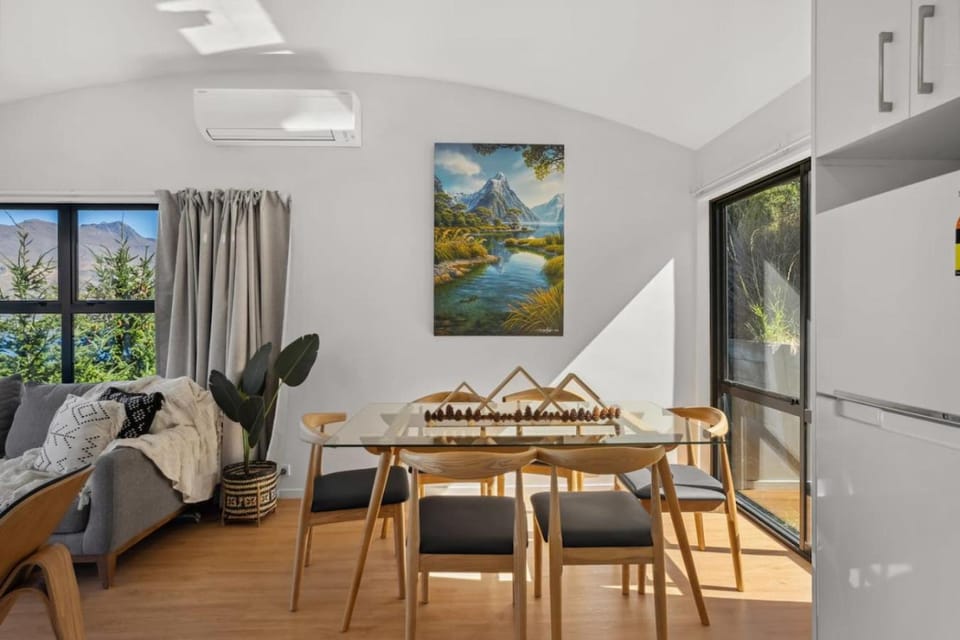 Seating area, Dining area, air conditioner