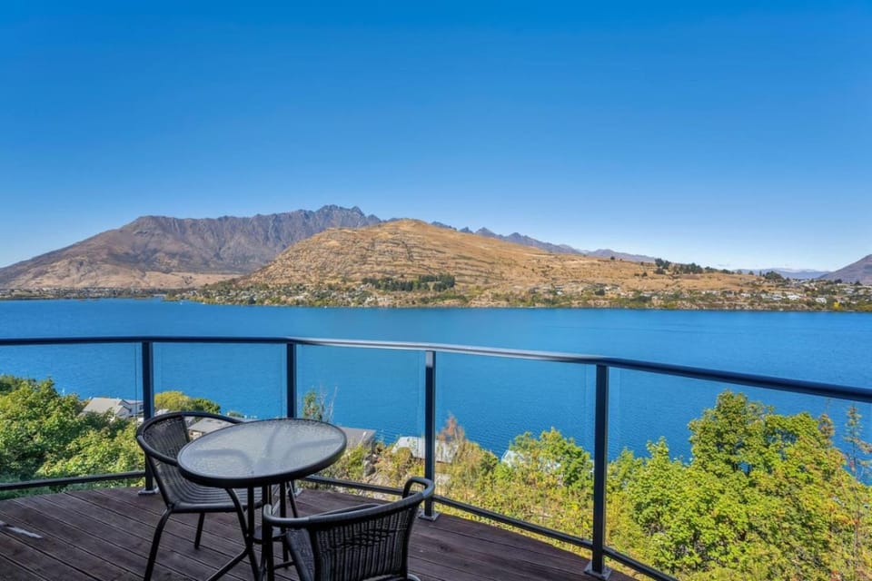 View (from property/room), Balcony/Terrace, Lake view