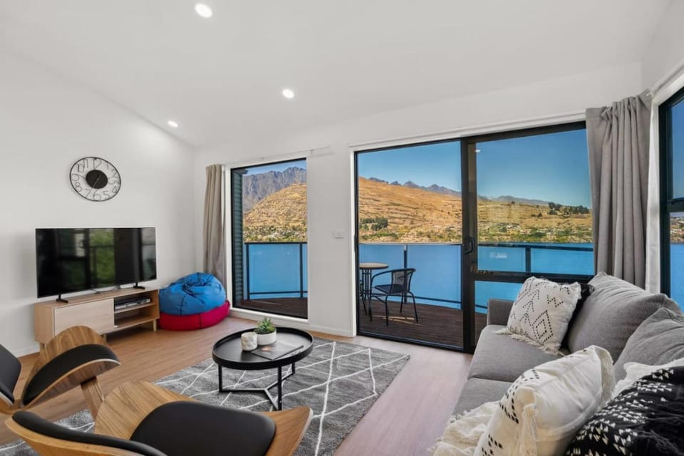 Natural landscape, TV and multimedia, Living room, Seating area, Mountain view