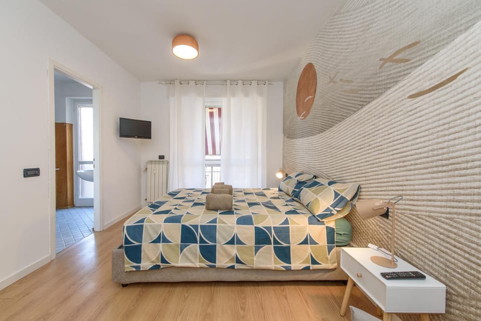 Bed, Living room, Photo of the whole room, Seating area, Bedroom, towels