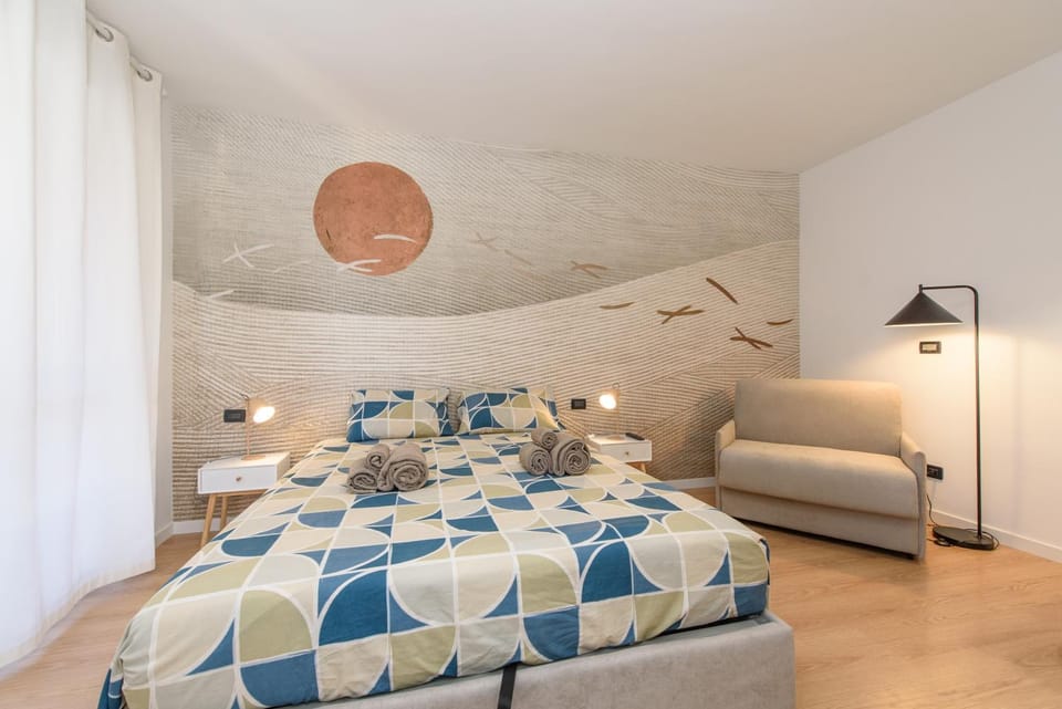 Bed, Living room, Photo of the whole room, Seating area, Bedroom