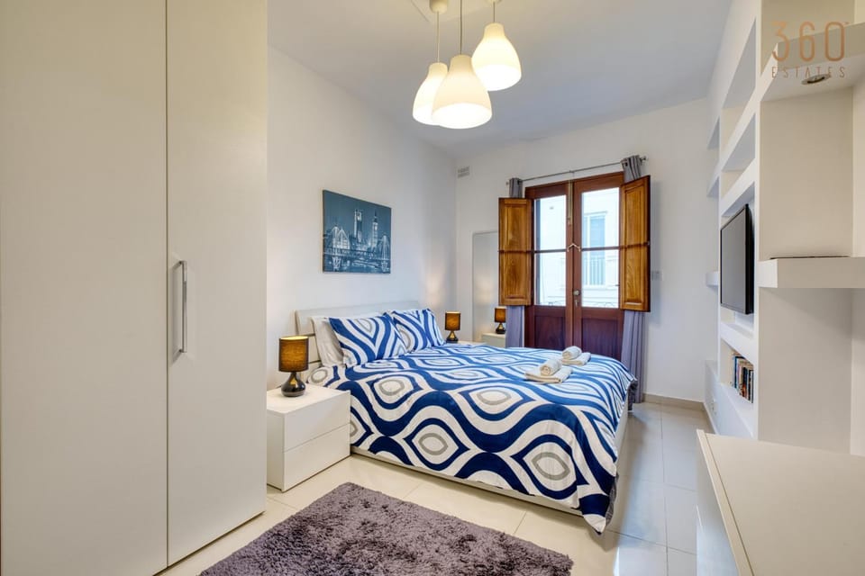 Bed, TV and multimedia, Photo of the whole room, Bedroom