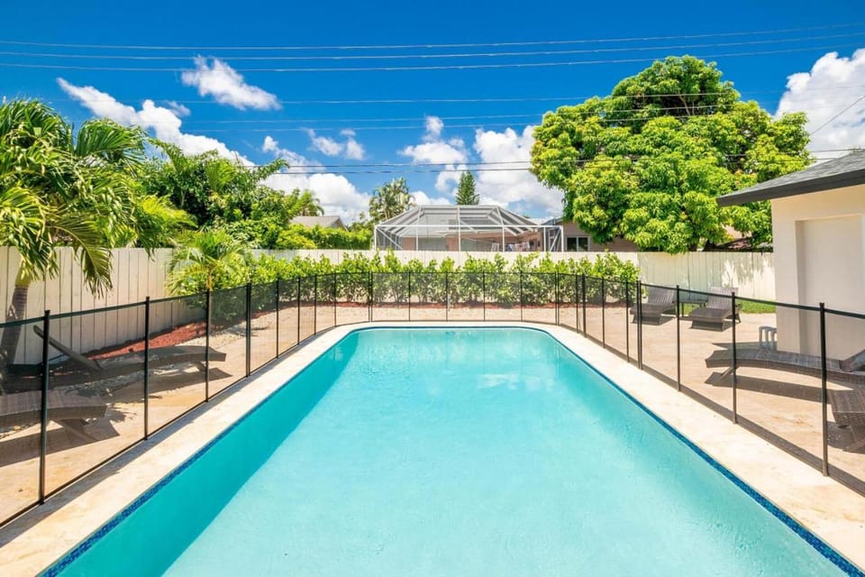 4 BD 3BA Heated Pool Close to Beach House in Boca Raton