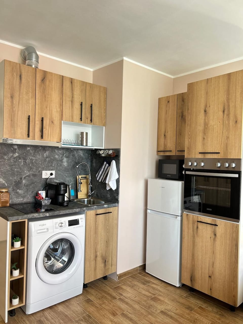Coffee/tea facilities, Kitchen or kitchenette, oven, stove, washing machine