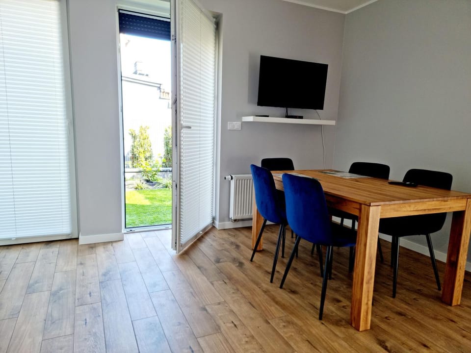 Communal lounge/ TV room, TV and multimedia, Dining area, Evening entertainment