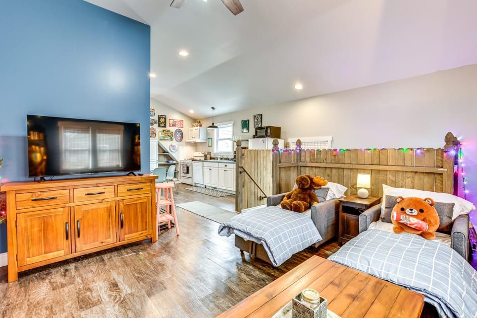 Close to Trails & Town! Artsy Apt in Frankfort Apartment in Frankfort