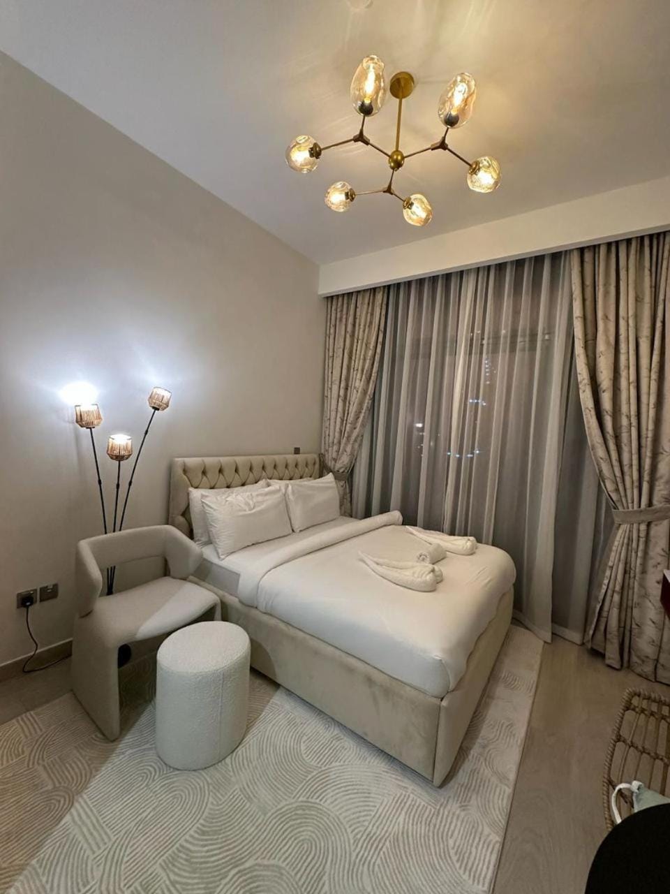 Bed, Photo of the whole room, Seating area, Bedroom