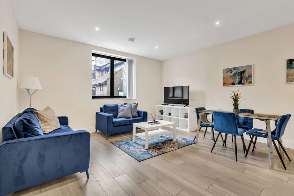 Communal lounge/ TV room, TV and multimedia, Living room, Seating area, Dining area, Evening entertainment