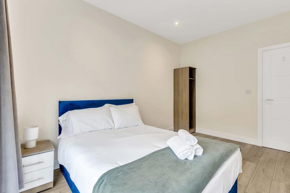 City Service Lets - Cheam Village 2 Bed Apartment Excellent Transport Links to London with Free Parking Apartment in England