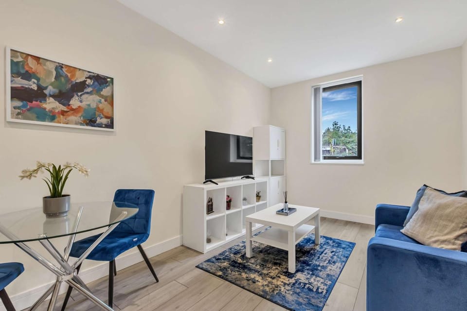 City Service Lets - Cheam Village 2 Bed Apartment Excellent Transport Links to London with Free Parking Apartment in England
