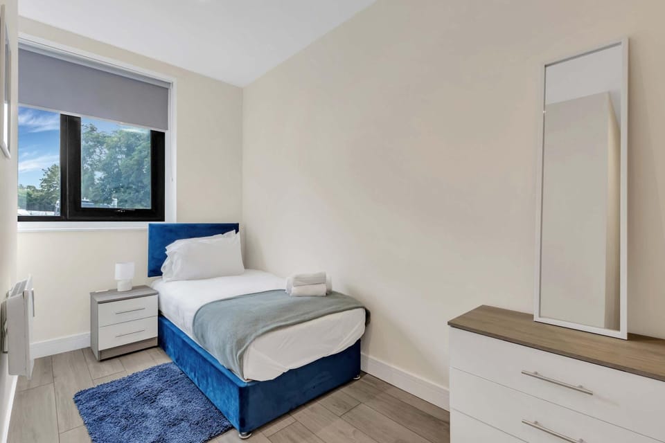 City Service Lets - Cheam Village 2 Bed Apartment Excellent Transport Links to London with Free Parking Apartment in England
