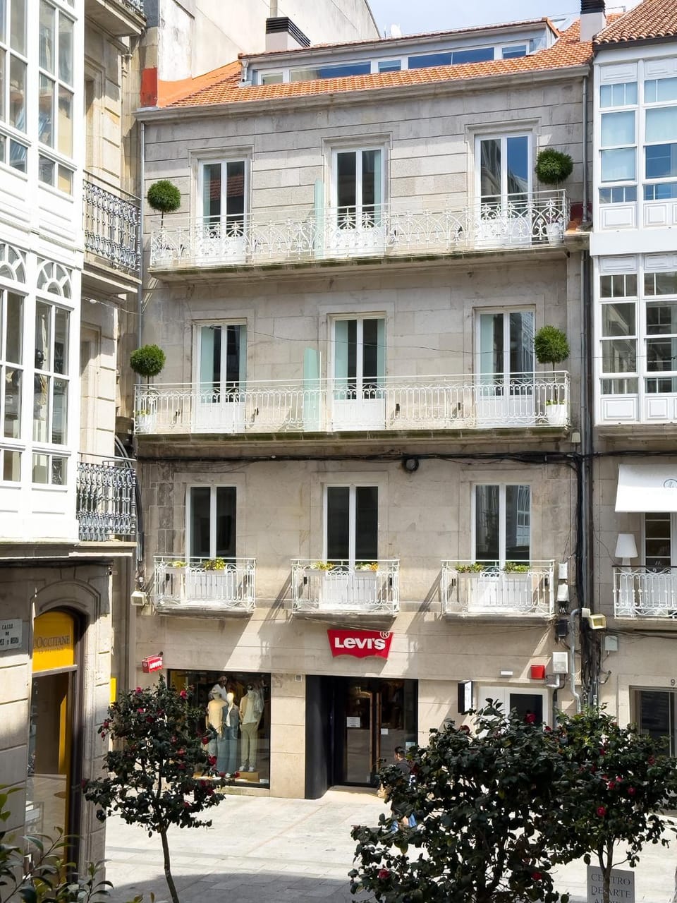 Property building, Facade/entrance, Day