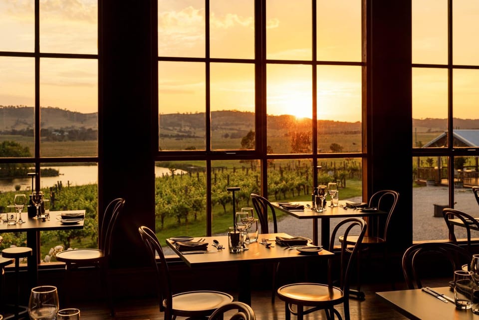 Restaurant/places to eat, Natural landscape, Dining area