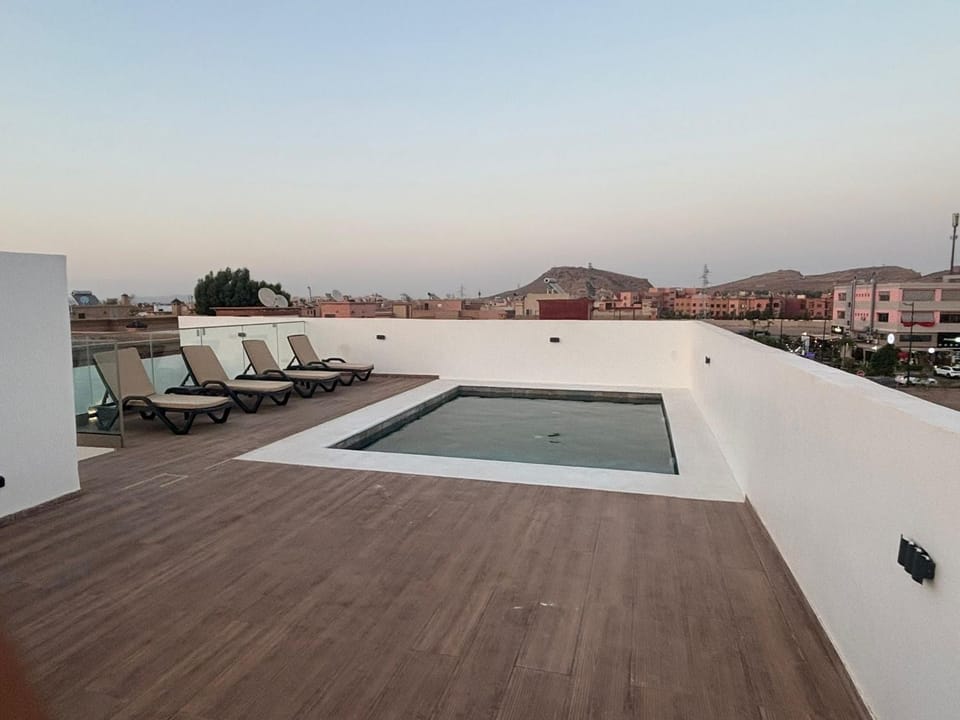 Balcony/Terrace, Swimming pool, sunbed