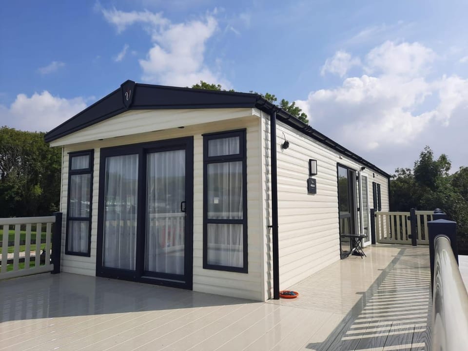 Luxury 6 berth caravan full decking House in England