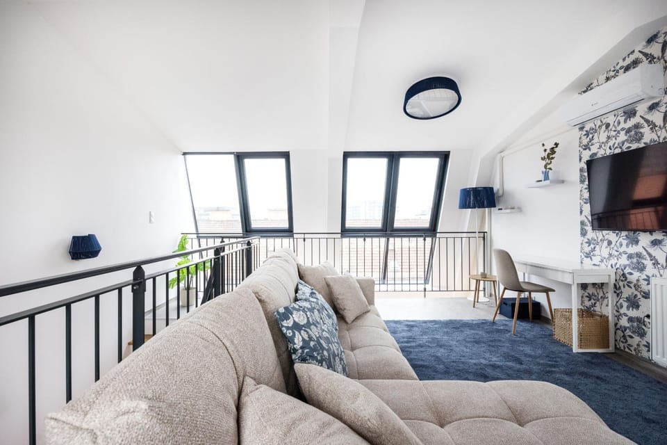 TV and multimedia, Seating area, air conditioner
