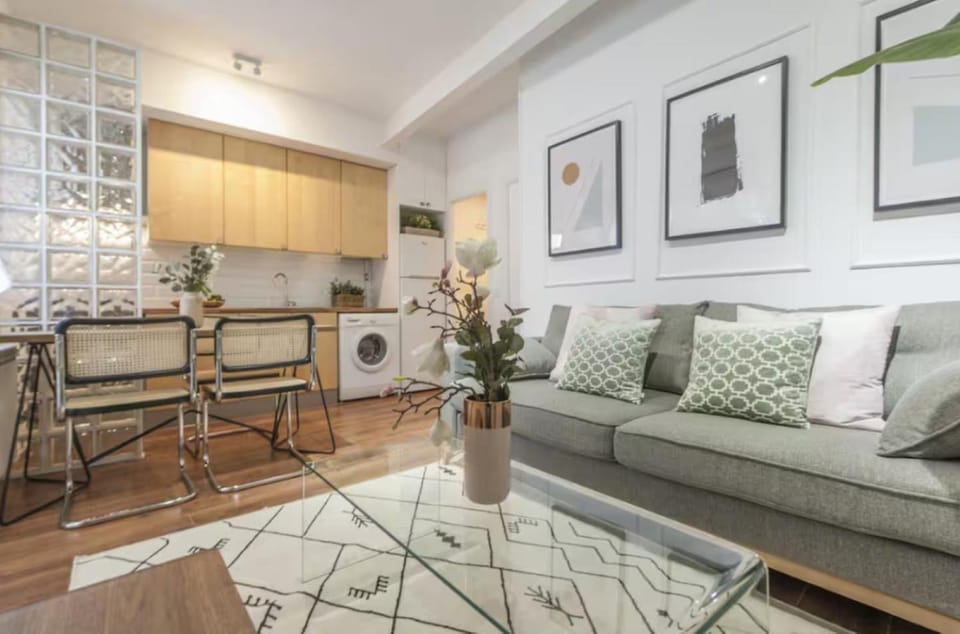 Kitchen or kitchenette, Living room, Seating area, Dining area, stove