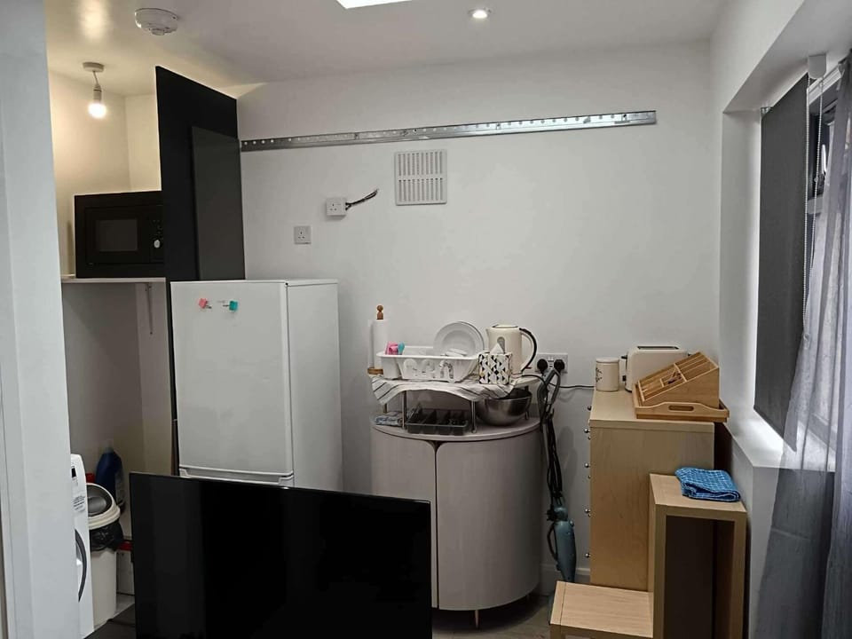 High Wycombe 1-Bed Apt Sleeps 3 & Private Parking Apartment in High Wycombe