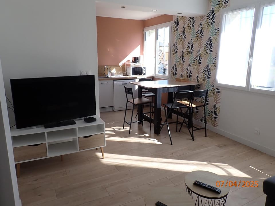 TV and multimedia, Kitchen or kitchenette, Living room