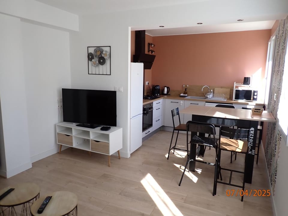 TV and multimedia, Kitchen or kitchenette, Living room, Dining area