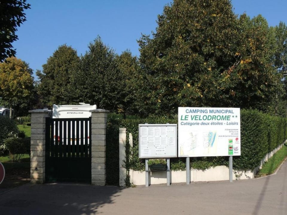 Property building, Facade/entrance, Day, Golfcourse, Hiking, Cycling, Street view, Area and facilities, Parking