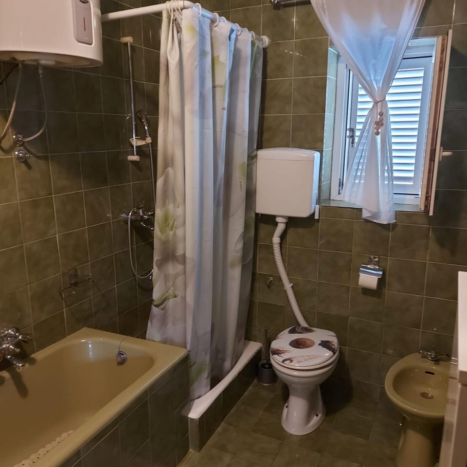 Shower, Toilet, Bathroom, Bath, towels