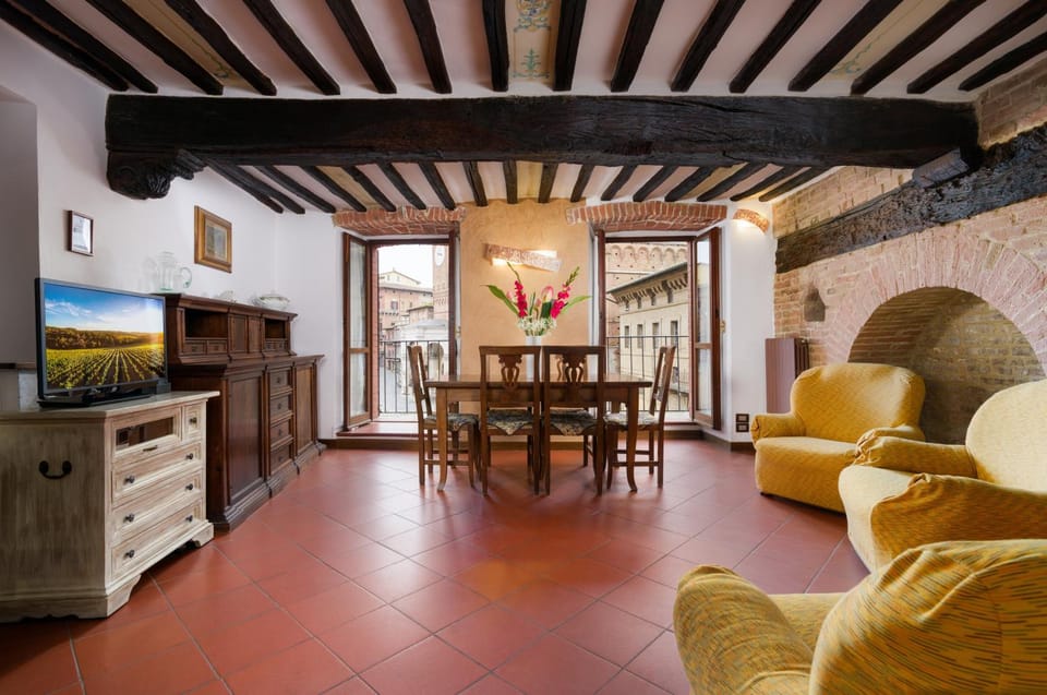 TV and multimedia, Living room, Seating area, Dining area