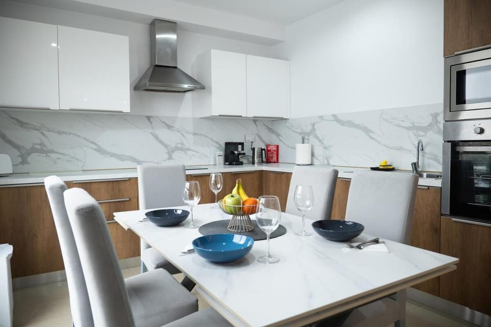 Coffee/tea facilities, Kitchen or kitchenette, Food and drinks, Seating area, Dining area, Food, oven, stove, toaster