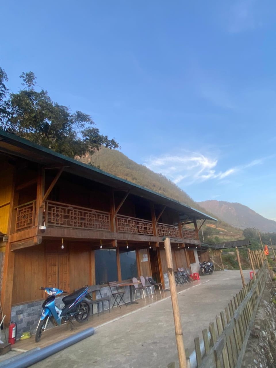 Property building, Patio, Natural landscape, Balcony/Terrace, Parking