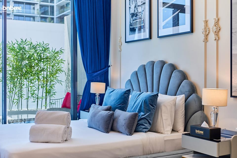 Bed, Photo of the whole room, Seating area, Bedroom