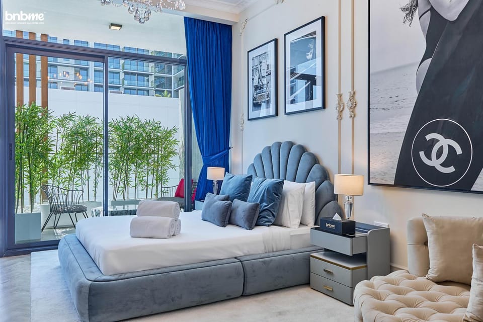 Bed, Photo of the whole room, Seating area, Bedroom