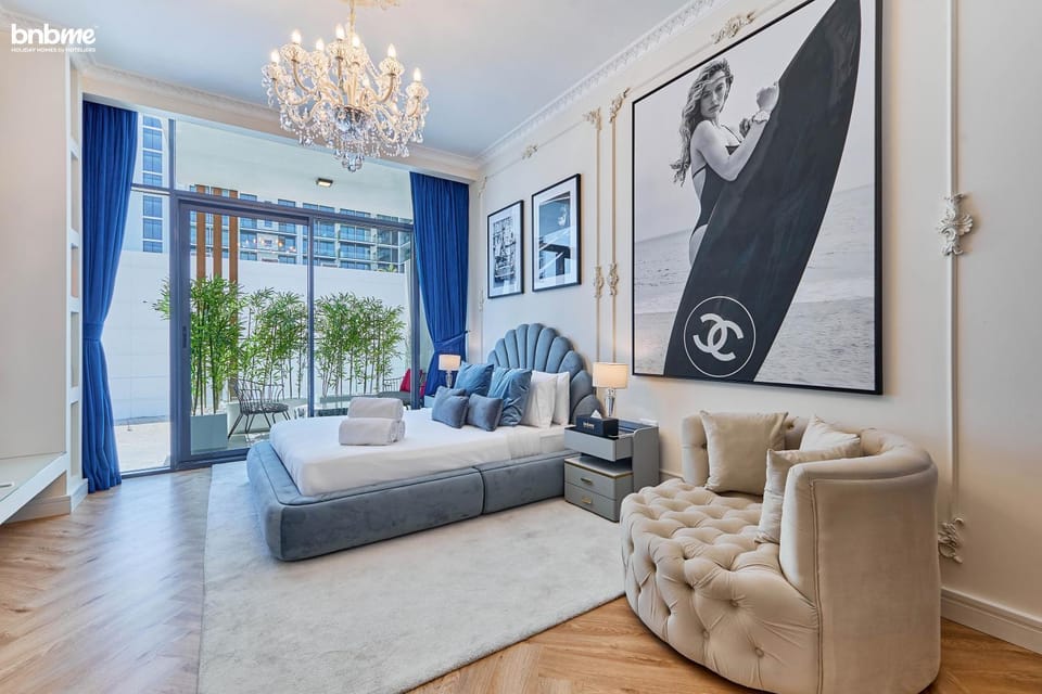Bed, Photo of the whole room, Seating area, Bedroom