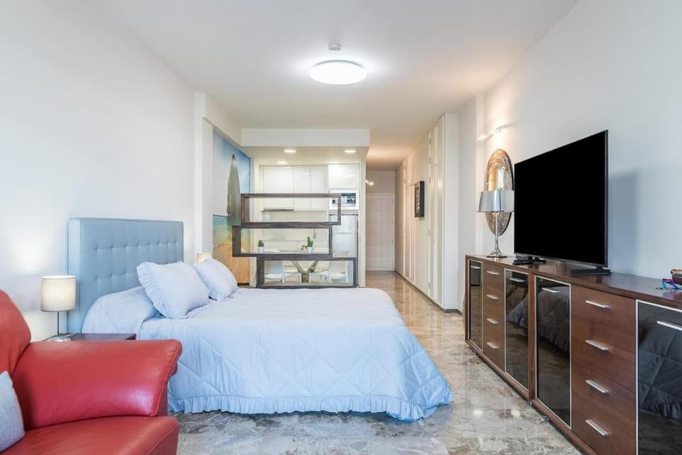 Bed, TV and multimedia, Bedroom