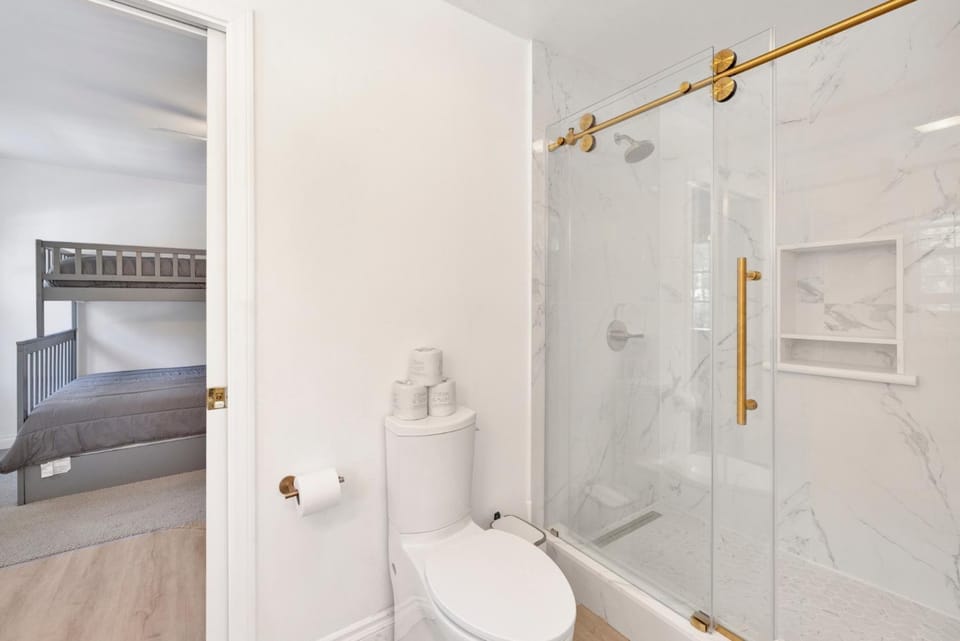 Castlewood Retreat at Big Bear Central Modern Family Chalet House in Big Bear