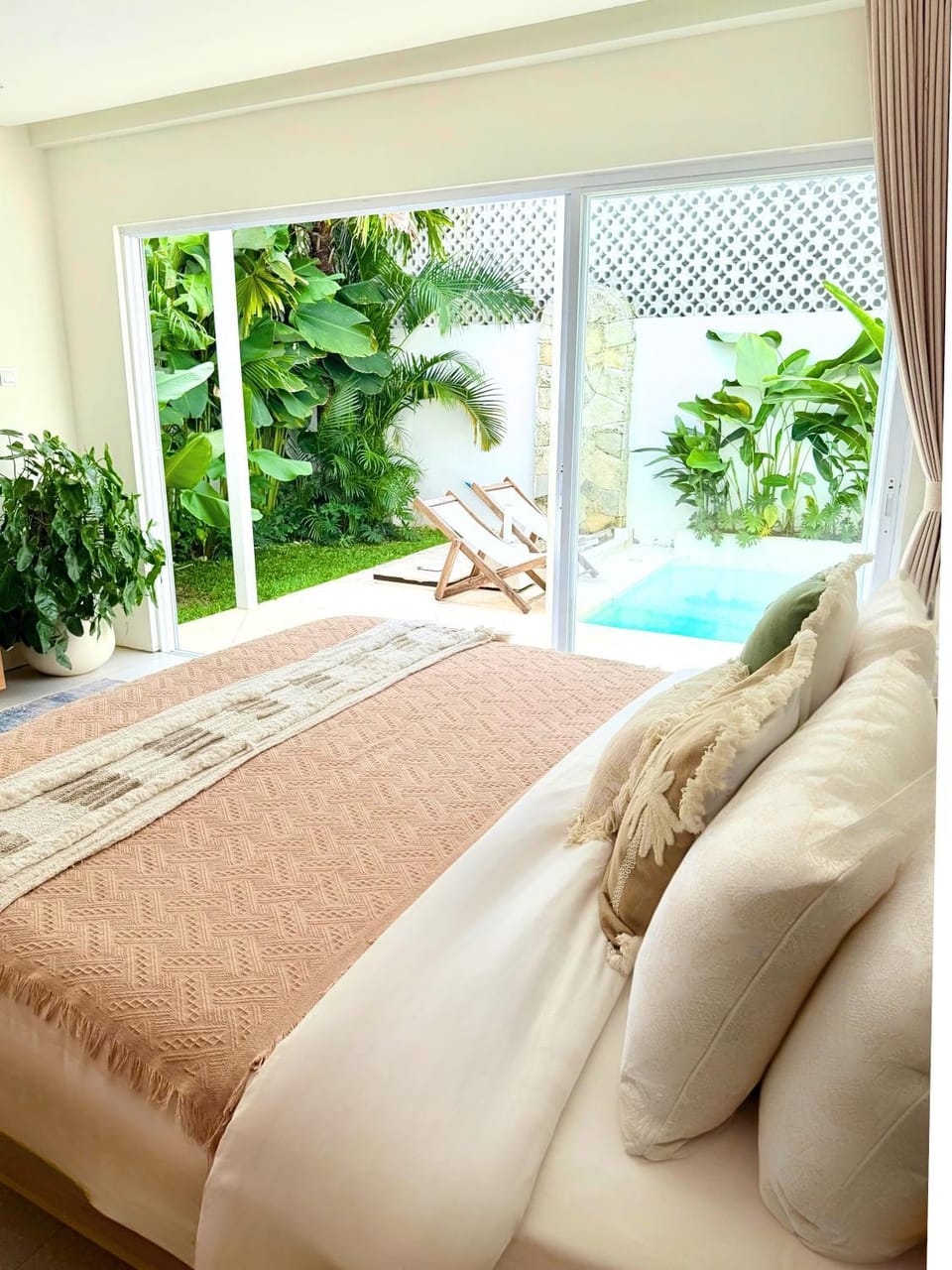 Bedroom, Garden view, Pool view