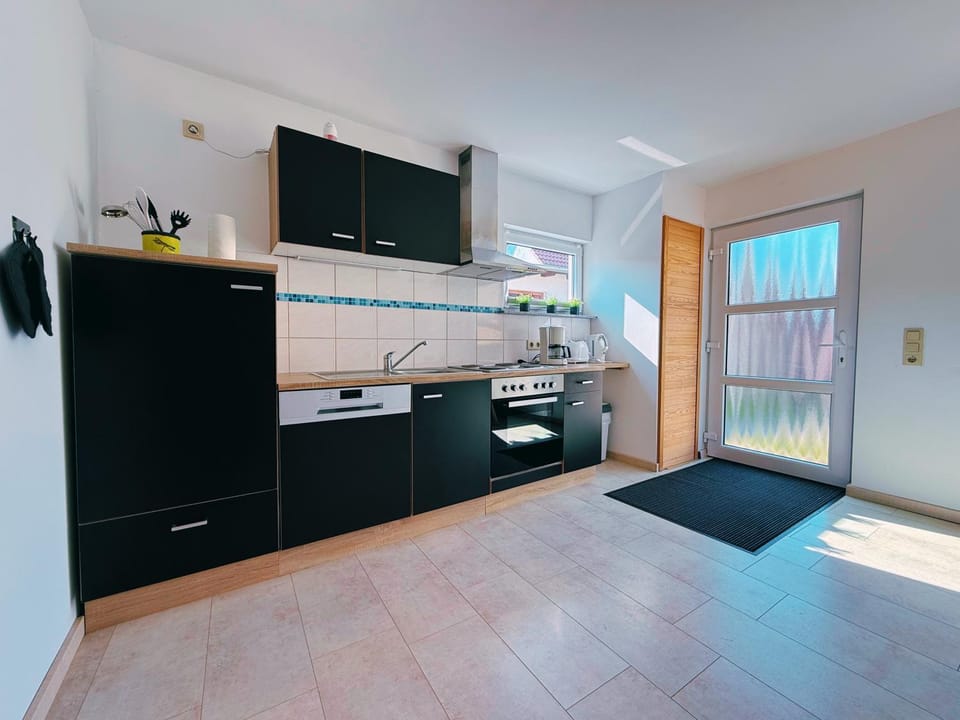 Kitchen or kitchenette, dishwasher, oven