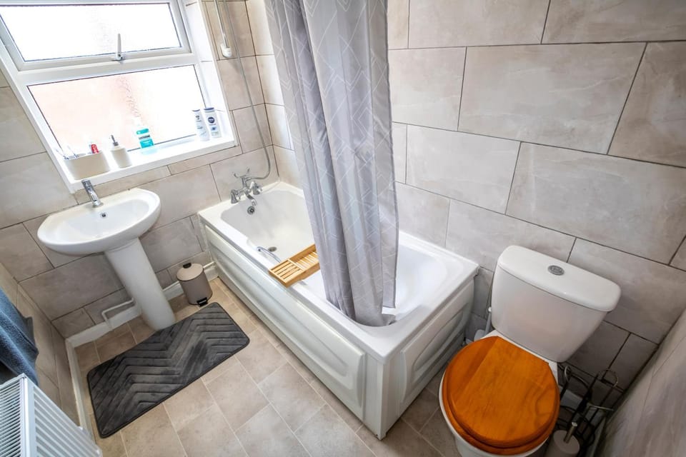 3 Bed Home - Sleeps 8 - Stoke City fc - Parking House in Stoke-on-Trent