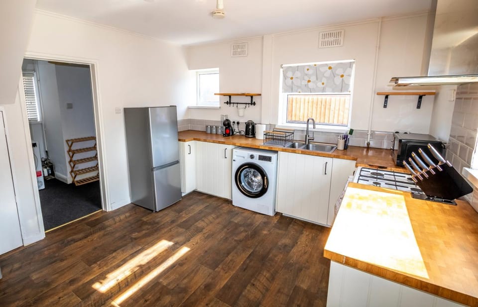 3 Bed Home - Sleeps 8 - Stoke City fc - Parking House in Stoke-on-Trent