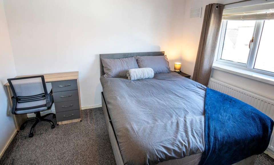 3 Bed Home - Sleeps 8 - Stoke City fc - Parking House in Stoke-on-Trent