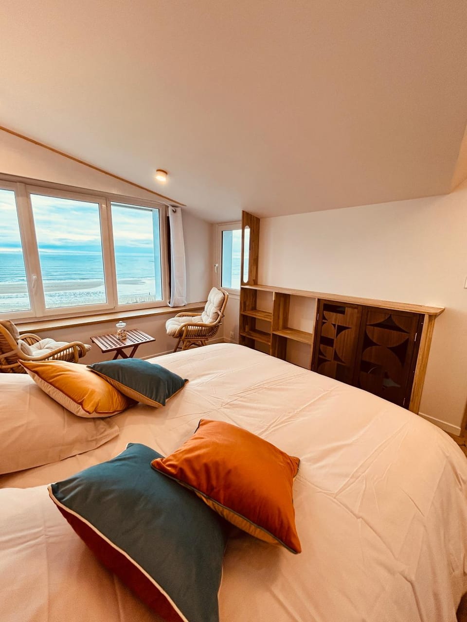 Bed, TV and multimedia, Sea view