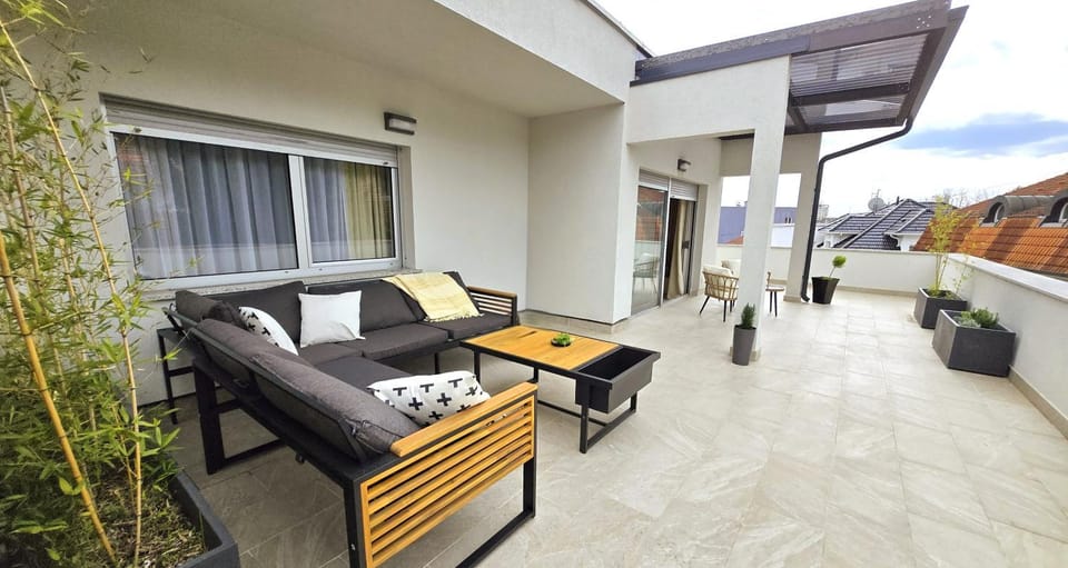 View (from property/room), Balcony/Terrace, Seating area